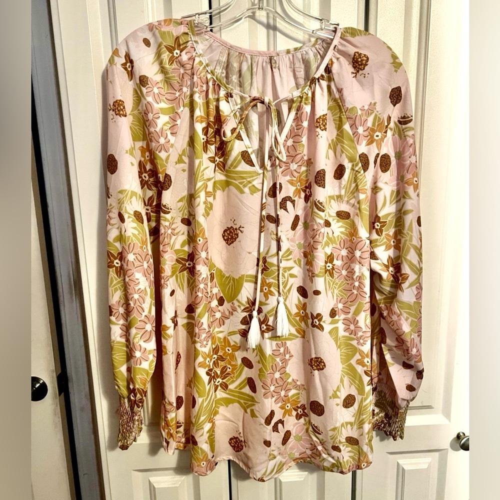 Beautiful lightweight Floral Blouse size M